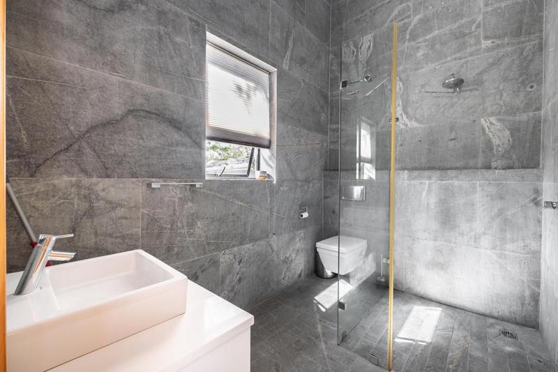 7 Bedroom Property for Sale in Bantry Bay Western Cape